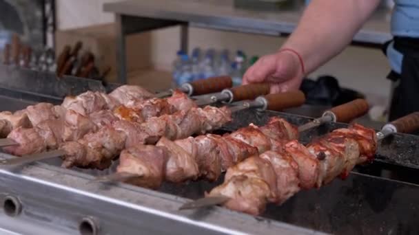 Cocinar Kebab de cerdo jugoso en la parrilla al aire libre en una brocheta de metal. Zoom: — Vídeos de Stock