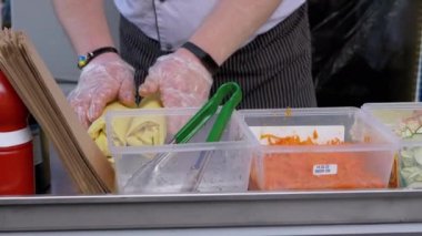 Sokak Aşçısı Lezzetli Shawarma 'yı Pita Ekmeğiyle Pişiriyor Taze sebzelerden