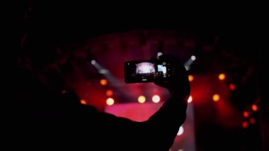 Açık Sahnedeki Bir Gece Rock Konseri 'nin Akıllı Telefonundaki Erkek Kaydı Videosu