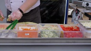 Sokak Aşçısı Lezzetli Shawarma 'yı Pita Ekmeğiyle Pişiriyor Taze sebzelerden