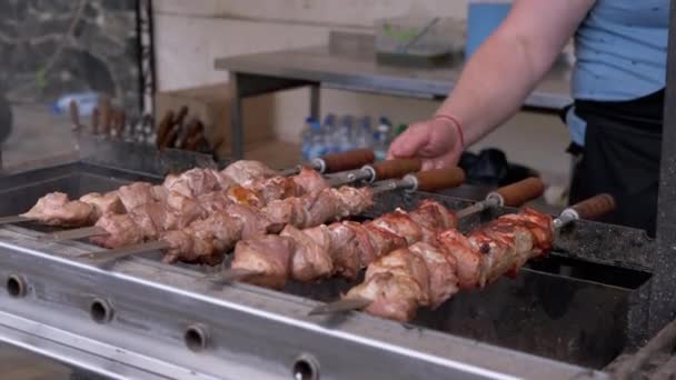 Sappige varkensvlees Kebab koken op Grill in Outdoor op een metalen spiesje. 4K — Stockvideo