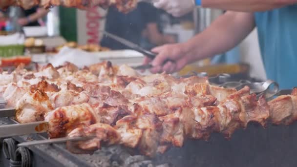 Chef cocinando jugosos y crujientes kebabs con humo en una brocheta de metal en la parrilla. Zoom: — Vídeos de Stock