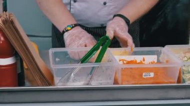 Sokak Aşçısı Lezzetli Shawarma 'yı Pita Ekmeğiyle Pişiriyor Taze sebzelerden