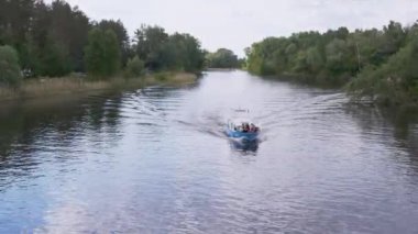 Yolcularla Dinyeper Nehri 'nde yüzen bir tekne. 4K