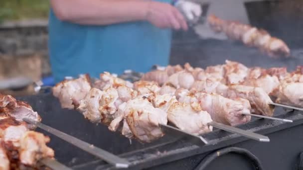 Cocinar jugosos y crujientes kebabs con humo en una brocheta de metal en la parrilla. 4K — Vídeos de Stock