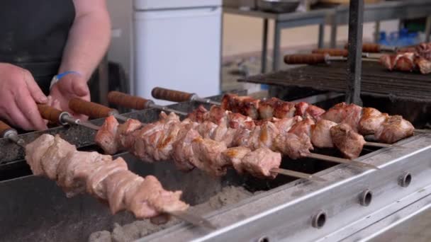 Μαγειρεύοντας ζουμερό χοιρινό Kebab στο Grill σε υπαίθριο χώρο σε μια μεταλλική Skewer. 4K — Αρχείο Βίντεο