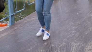 Beton Köprüde Yürüyen Yayalar kalabalığı. 4K