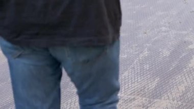 Beton Köprüde Yürüyen Yayalar kalabalığı. 4K