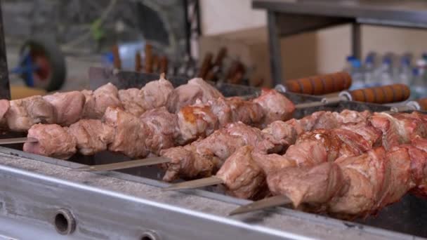 Kebab crocante suculento Cozinhar em um espeto de metal com fumaça na grelha. Zoom — Vídeo de Stock