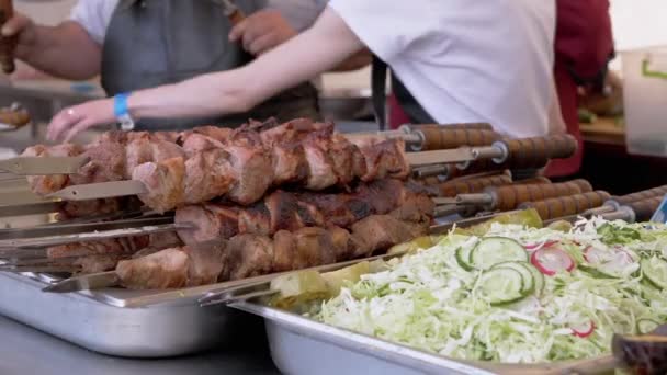 Säljare säljer saftiga kebab på öppna hyllor i utomhus. Zoom — Stockvideo