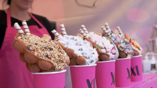 Sokak Satıcısı, Showcase yakınlarında duran bir dondurma külahında dondurma satıyor. 4K — Stok video