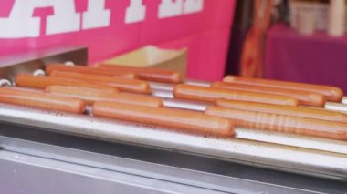 Sulu, ızgarada kızarmış sosis pişireceğim. 4K