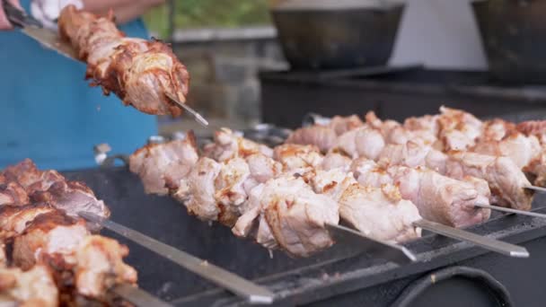 Μαγειρεύοντας ζουμερό χοιρινό Kebab σε ανοιχτό γκριλ σε ένα δικαστήριο τροφίμων σε ένα μεταλλικό Skewer. 4K — Αρχείο Βίντεο