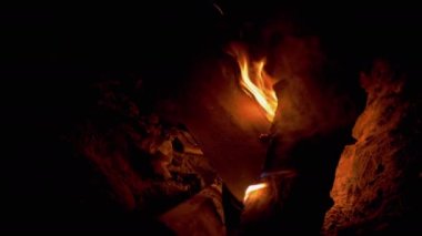 Kuru odun ve kağıt yakarak ormanda bir gece yangını çıkarıyorum. 4K