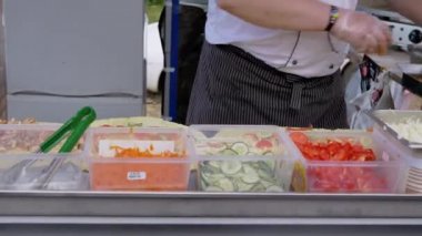 Sokak Aşçısı Lezzetli Shawarma 'yı Pita Ekmeğiyle Pişiriyor Taze sebzelerden