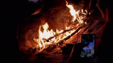 Aç Turistler Ahşap Şişler 'de Izgara Sosis, Gece Ateşinin Sits' i. 4K