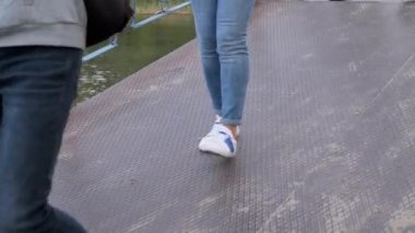 Beton Köprüde Yürüyen Yayalar kalabalığı. 4K