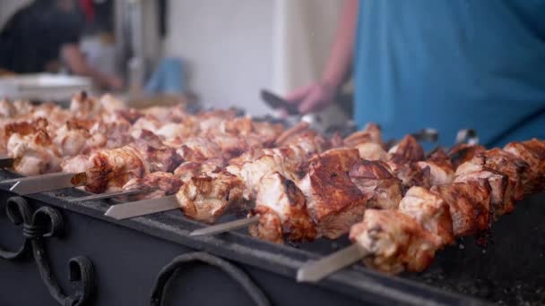 Cocinar jugosos y crujientes kebabs con humo en una brocheta de metal en la parrilla — Vídeos de Stock