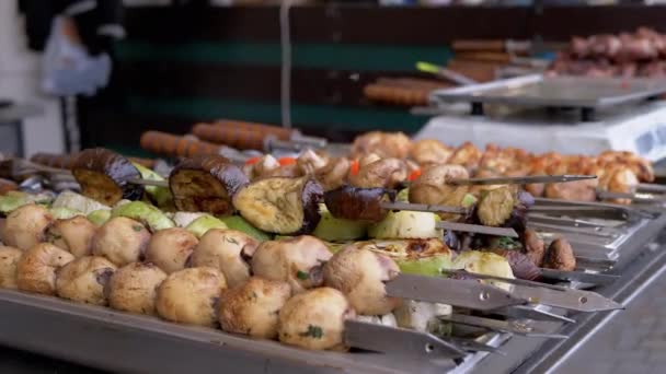 Grilled Vegetables, Zucchini, Mushrooms, Kebabs are Sold on the Street Counters — Stockvideo