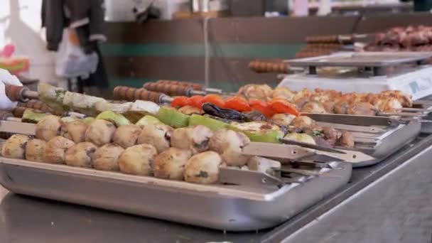 Barbecues, poivre, légumes grillés sont vendus sur des étagères ouvertes et des comptoirs. 4K — Video
