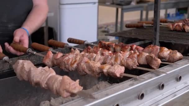Cocinar Kebab de cerdo jugoso a la parrilla al aire libre en una brocheta de metal. 4K — Vídeos de Stock