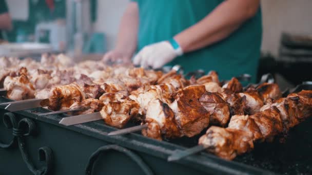 Chef kocht saftigen Schweinekebab auf offenem Grill in einem Food Court am Metallspieß — Stockvideo