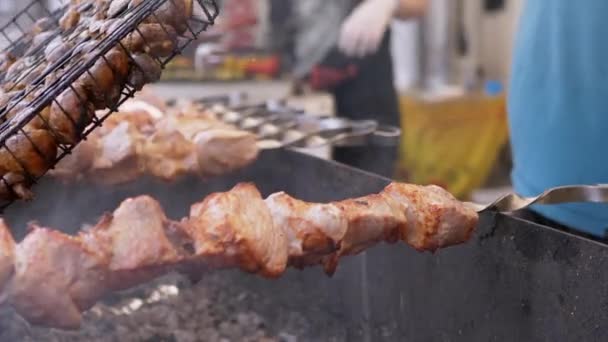 Street Chef připravuje šťavnaté grilované houby, Kebabs Outdoor v potravinovém kurtu. 4K — Stock video
