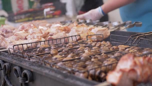 Street Chef Przygotowuje Soczyste Grillowane Grzyby, Kebabs Na zewnątrz w Food Court. 4K — Wideo stockowe