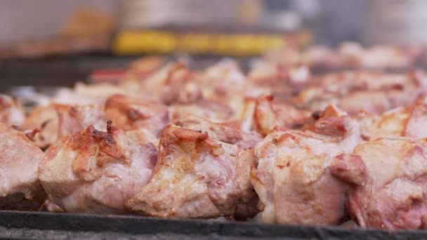 Сочная хрустящая кебаб Кулинария на металлическом шампуре с дымом на гриле. Zoom — стоковое видео