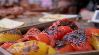 Ruddy Crust ile ızgara Bell Peppers Açık Vitrinde Satıldı. Büyüt
