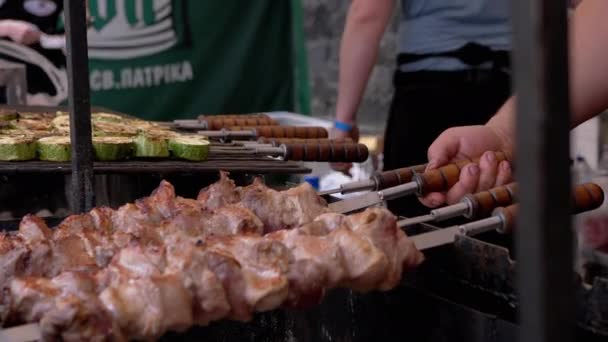 Cocinar Chef Juicy Kebab de cerdo en la parrilla al aire libre en un Metal Skewer. 4K — Vídeos de Stock