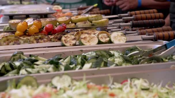 Straßenverkauf von Kebab, gegrilltem Gemüse, Salaten in offenen Regalen. Zoom — Stockvideo
