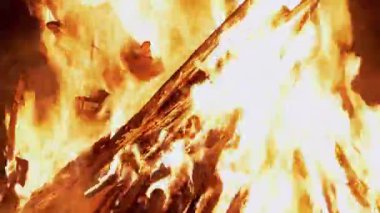 Ormanda Gece Yanan Sıcak Odun ile Parlak Alevli Şenlik Ateşi. Büyüt