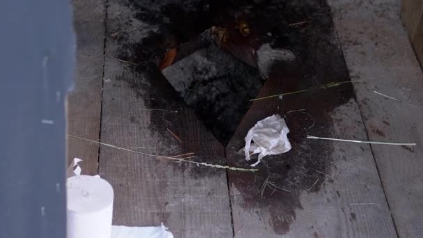 床に穴のある汚い木製の公衆トイレ、ぬれた床。4K — ストック動画