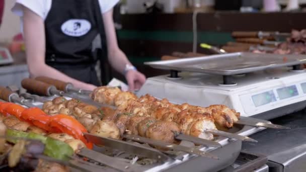 El vendedor ambulante cuenta el efectivo para la comida rápida vendida. 4K — Vídeo de stock