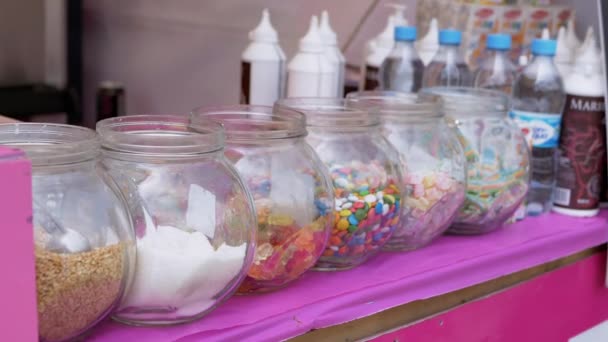 Na otwartym pokazie sprzedawane Sweetmeats, Cukierki w asortymencie szklanych słoików. Powiększenie — Wideo stockowe
