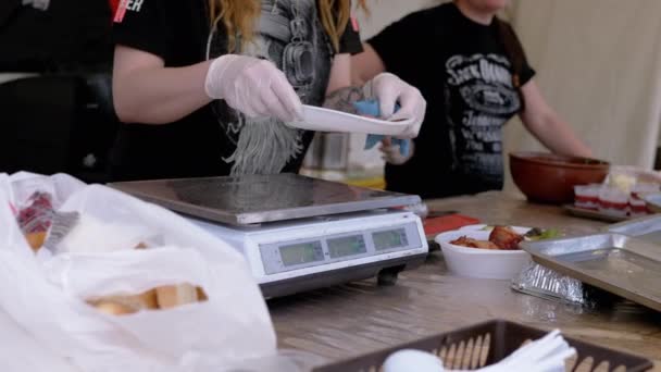 Pesatura del venditore Griglia di salsiccia cotta e fritta in un piatto di plastica su scala elettronica — Video Stock