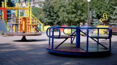 Şehir parkındaki bir oyun parkında Boş Çok Renkli Atlıkarıncanın Dönüşü