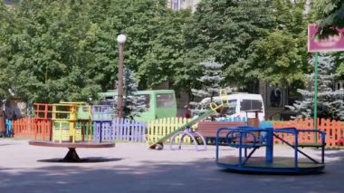 Şehir parkındaki bir oyun parkındaki Boş Çok Renkli Atlıkarınca 'nın Dönüşü. Büyüt