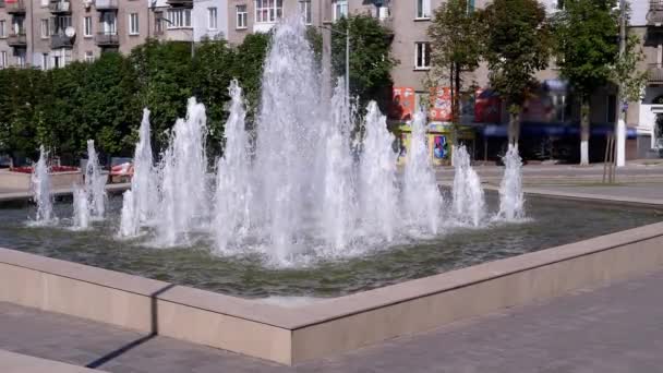 Prachtige Hoge Fontein op het plein in City Park. Langzame beweging — Stockvideo
