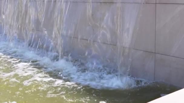 Rusa ström av vatten häller i skålen av vattenfall. Långsamma rörelser — Stockvideo