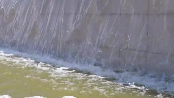 Corrente Corrente de Água Despeja na Taça da Cachoeira. Zoom. Movimento lento — Vídeo de Stock