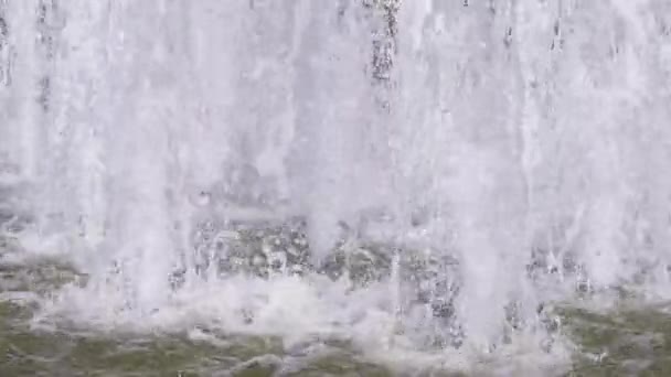 Chorros de agua, gotas, salpicaduras cayendo en la fuente de la ciudad. Acercar. Movimiento lento — Vídeos de Stock