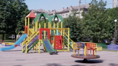 Şehir parkındaki bir oyun parkındaki Boş Çok Renkli Atlıkarınca 'nın Dönüşü. 4K