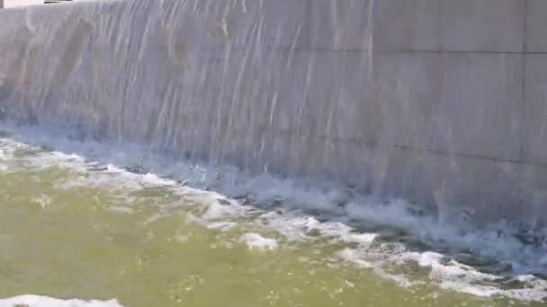 Corrente Corrente de Água Despeja na Taça da Cachoeira. 4K. Movimento lento — Vídeo de Stock
