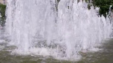 Su Jetleri, Damlalar, Şehir Çeşmesine Düşen Su Damlaları. 4 bin. Yavaş çekim