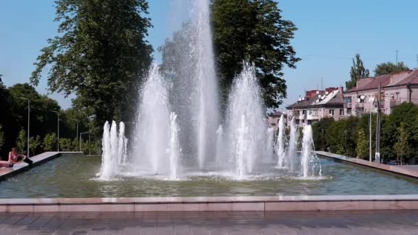 Fonte alta bonita na praça no parque da cidade. Movimento lento — Vídeo de Stock