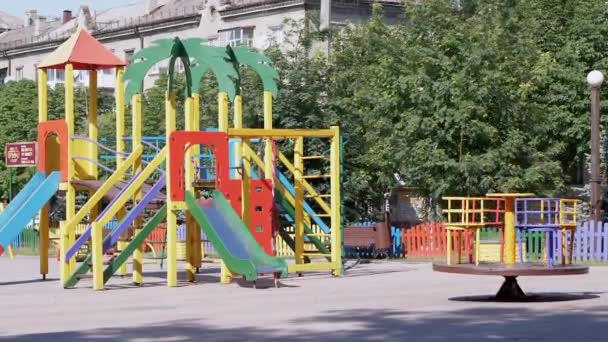 Drehung eines leeren bunten Karussells auf einem Spielplatz im Stadtpark. Zoom — Stockvideo