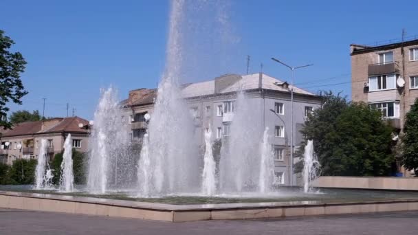 Schöner Hochbrunnen auf dem Platz im Stadtpark. Zeitlupe — Stockvideo