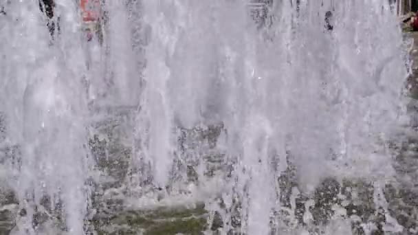 Chorros de agua, gotas, salpicaduras cayendo en la fuente de la ciudad. Movimiento lento — Vídeo de stock
